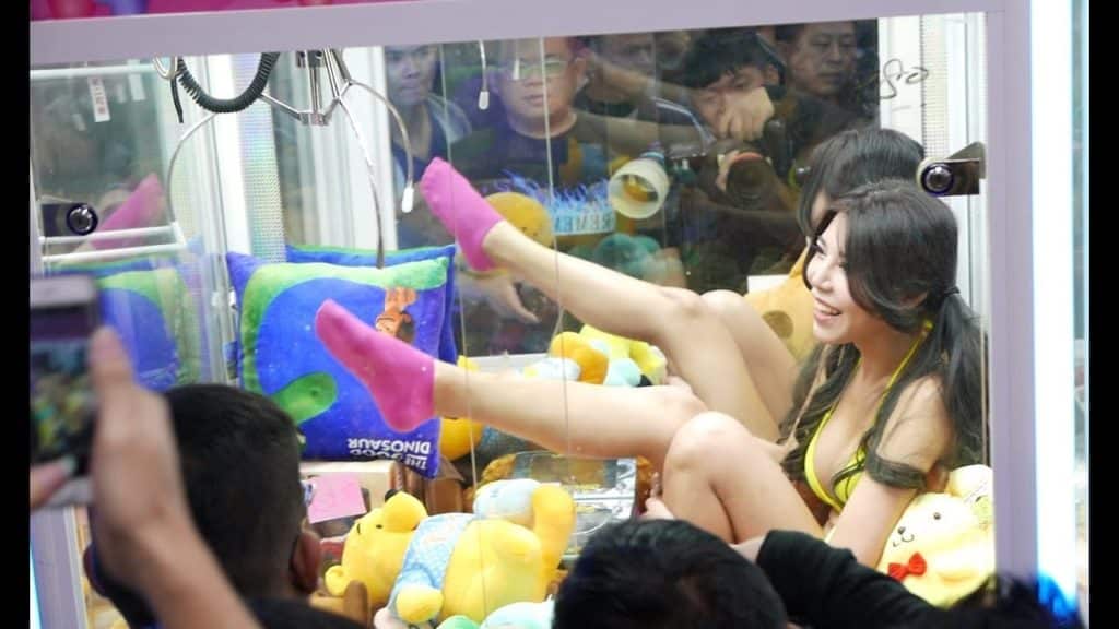 Taiwanese bikini girls in game machines draw interests and backlash