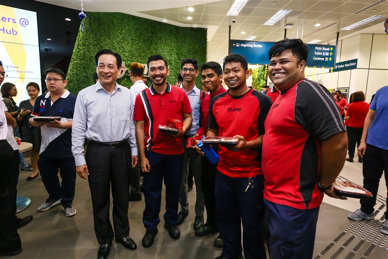SMRT Chairman Mr Seah Moon Ming visits Bukit Panjang Integrated Transport Hub to appreciate SMRT staff15801x800x800