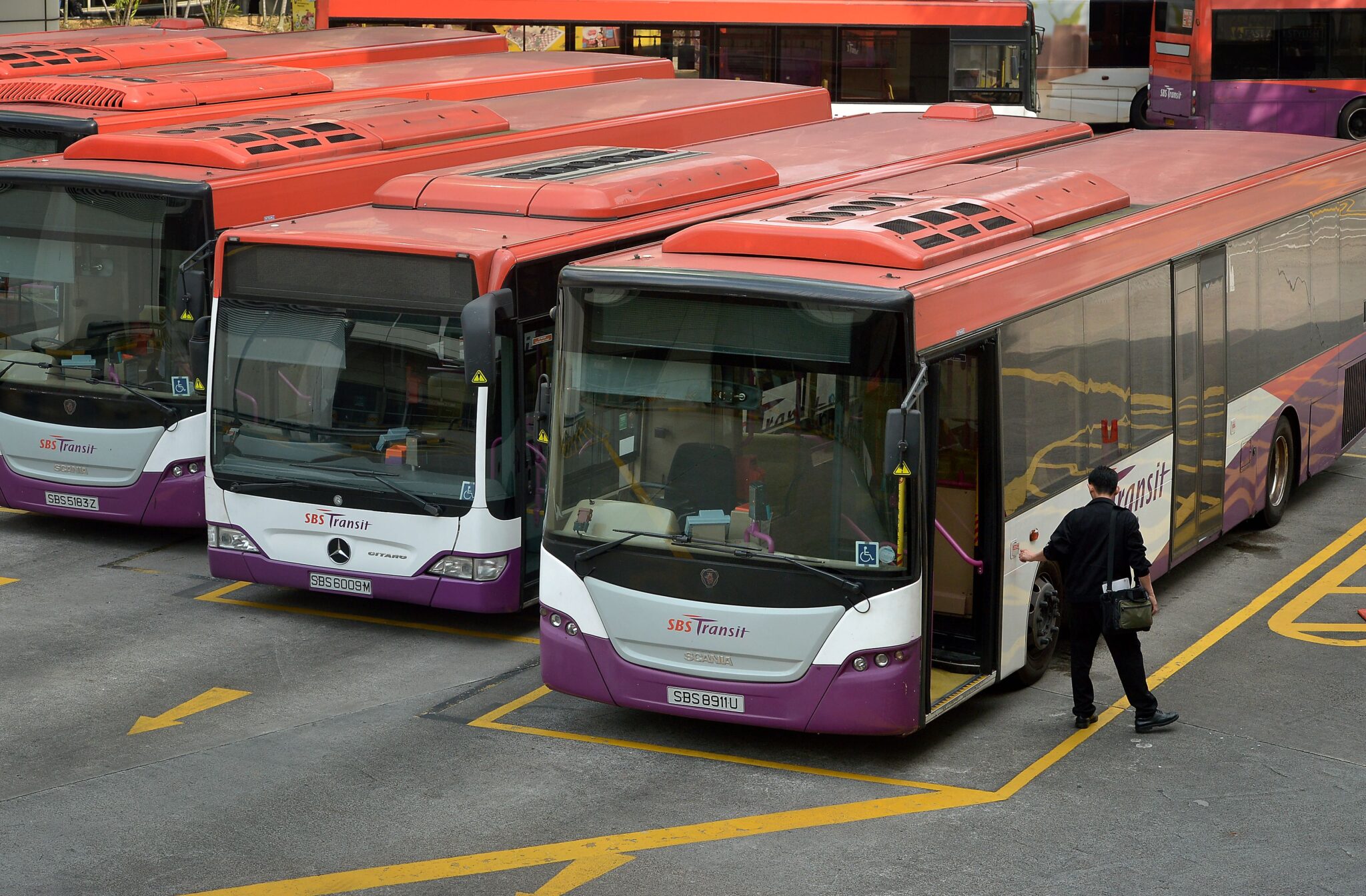 Man jailed a week for breaking SBS Transit bus door because he needed to pee badly