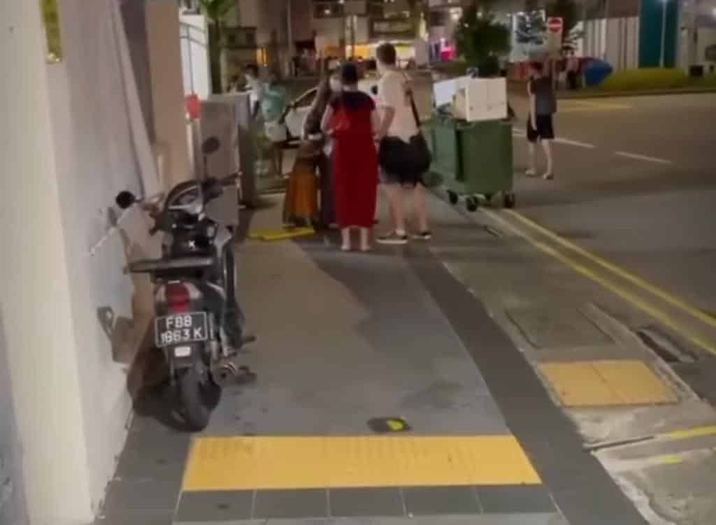 Drunk Ang Moh man, anyhowly hit signage along the road, injuring a child as a result