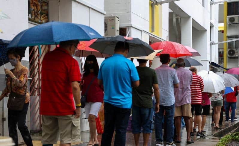 When the TOTO HongBao jackpot prize is at $16 million, rain or shine also must queue!