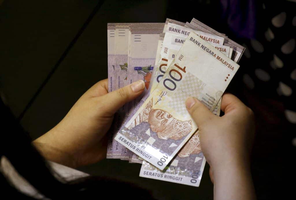 Singaporean asked to kiap money inside passport Malaysia custom