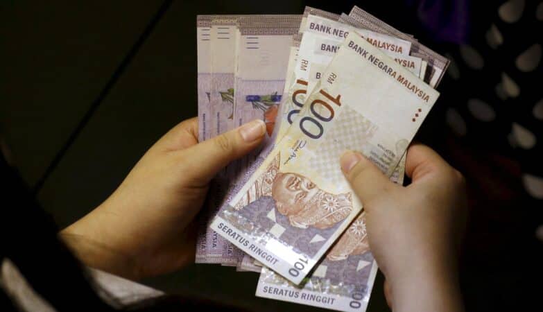 Singaporean asked to kiap money inside passport Malaysia custom
