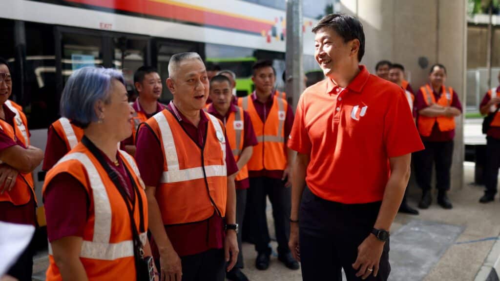 PM Lee and NTUC Leaders appreciate public transport workers amidst Lunar New Year celebrations