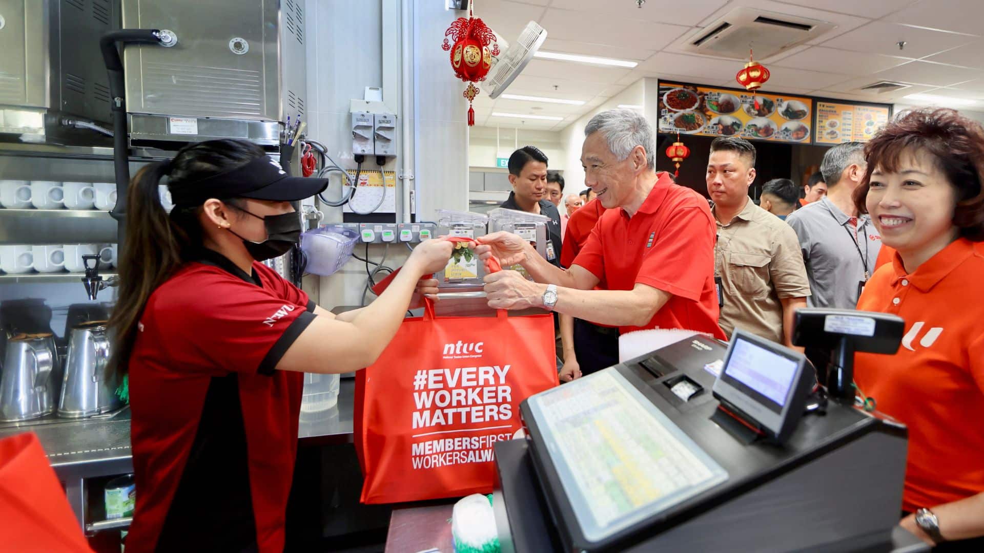 PM Lee giving out LNY goodie bags.