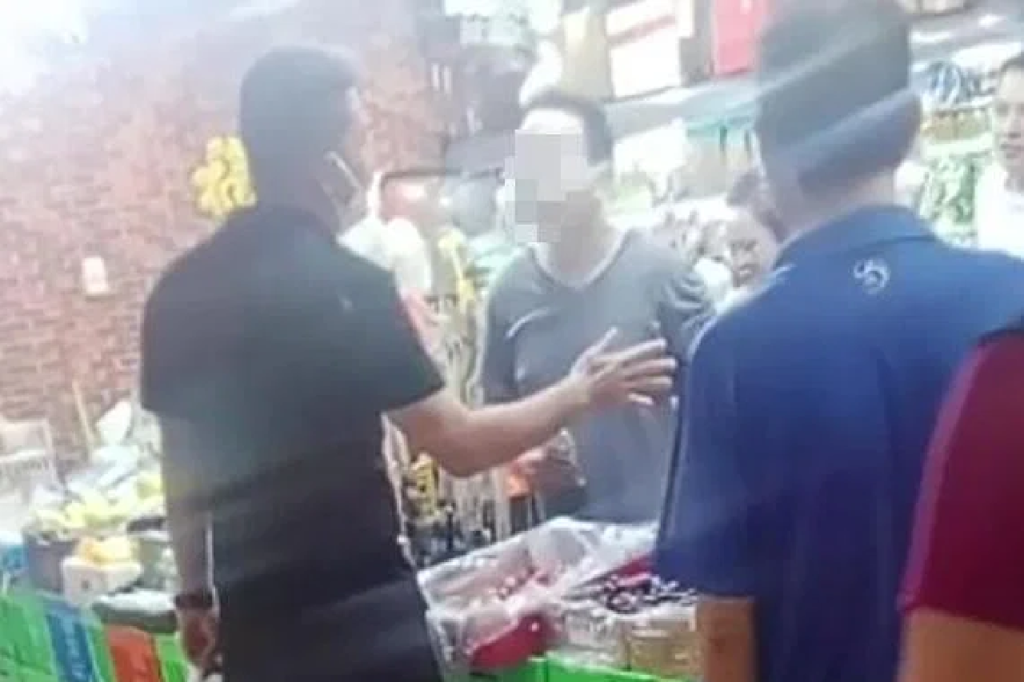 fruit stall seller fight with customer