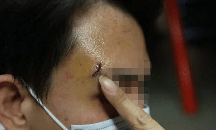 Man kena smashed by coffee cup after refusing to buy keychains from tattoo guy