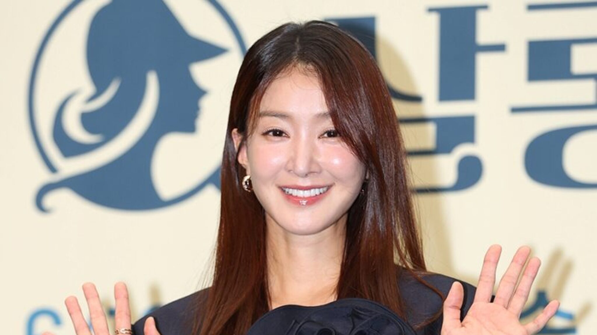 Korean Actress Lee Si-young Reveals Pregnancy 4 Months After Divorce, Says Baby Was Conceived via IVF with Ex-Husband