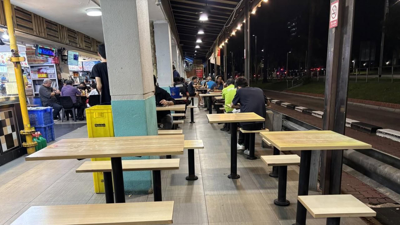 Uncle unhappy about being asked to change seats in Choa Chu Kang coffee shop, gets into dispute with cleaning lady