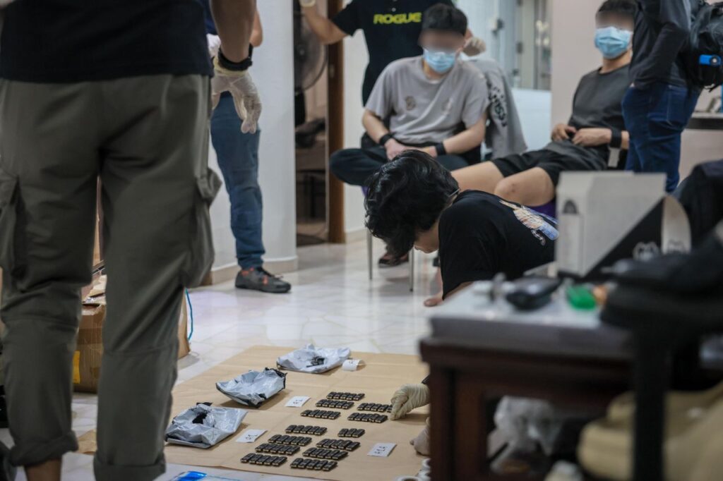 CNB busts ‘zombie vapes’ syndicate in first raid, 8 Singaporeans arrested and 400 pods seized
