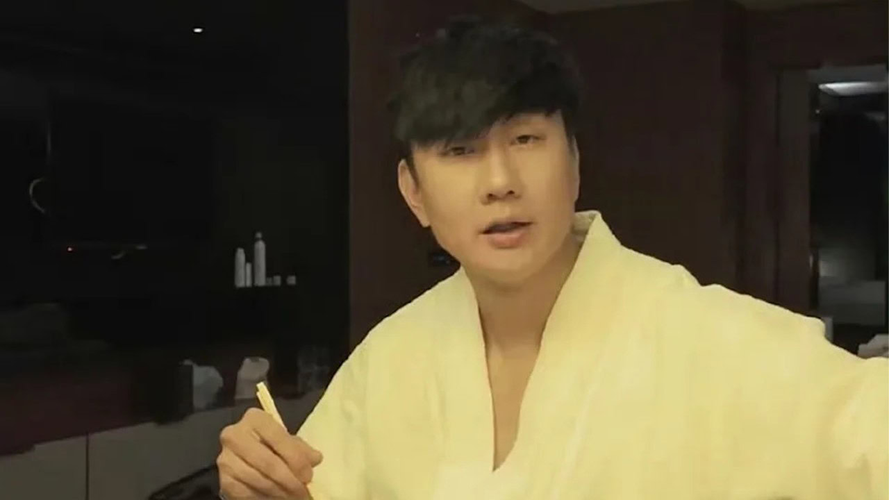 JJ Lin surprises fans with rare bathrobe livestream, deletes video after going viral on Weibo