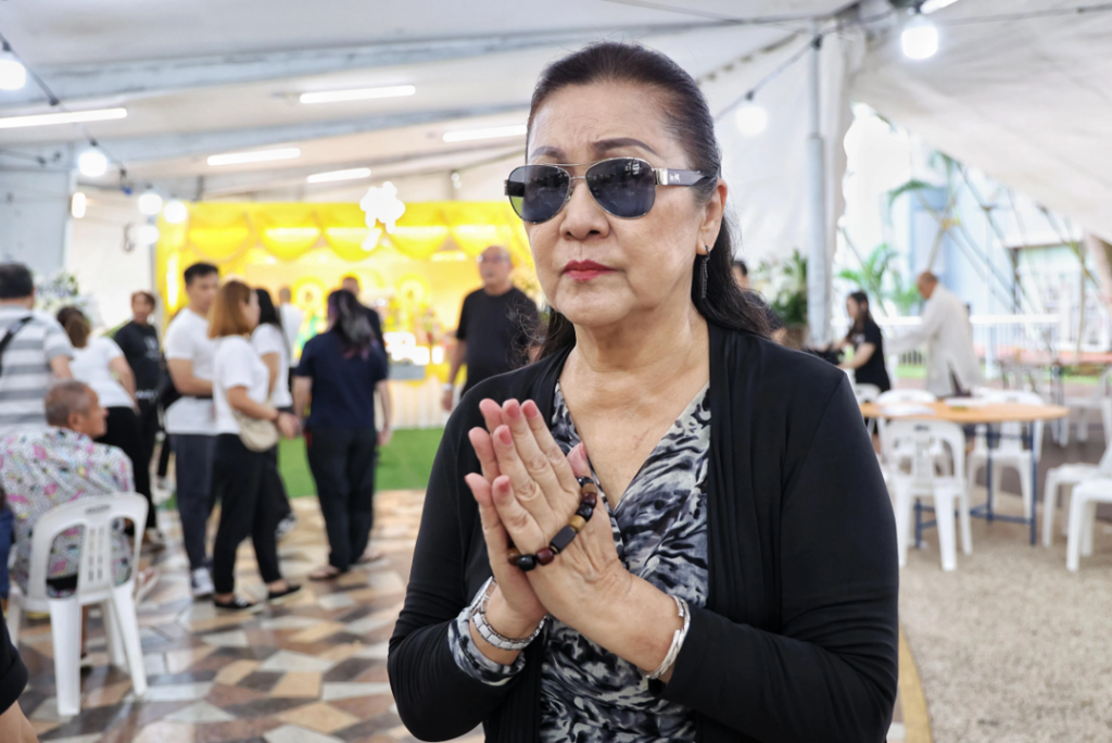 Woman in her 70s represents Hong Kong fans at farewell of Singapore singer Ling Xiao 2