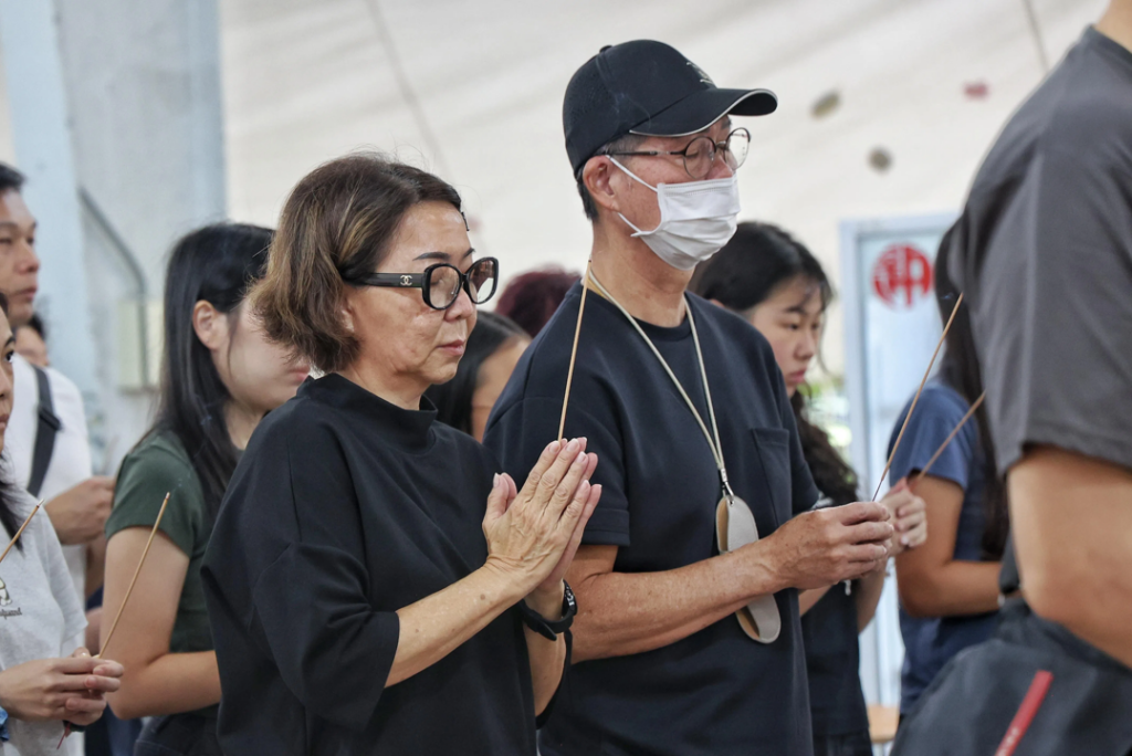 Woman in her 70s represents Hong Kong fans at farewell of Singapore singer Ling Xiao 3